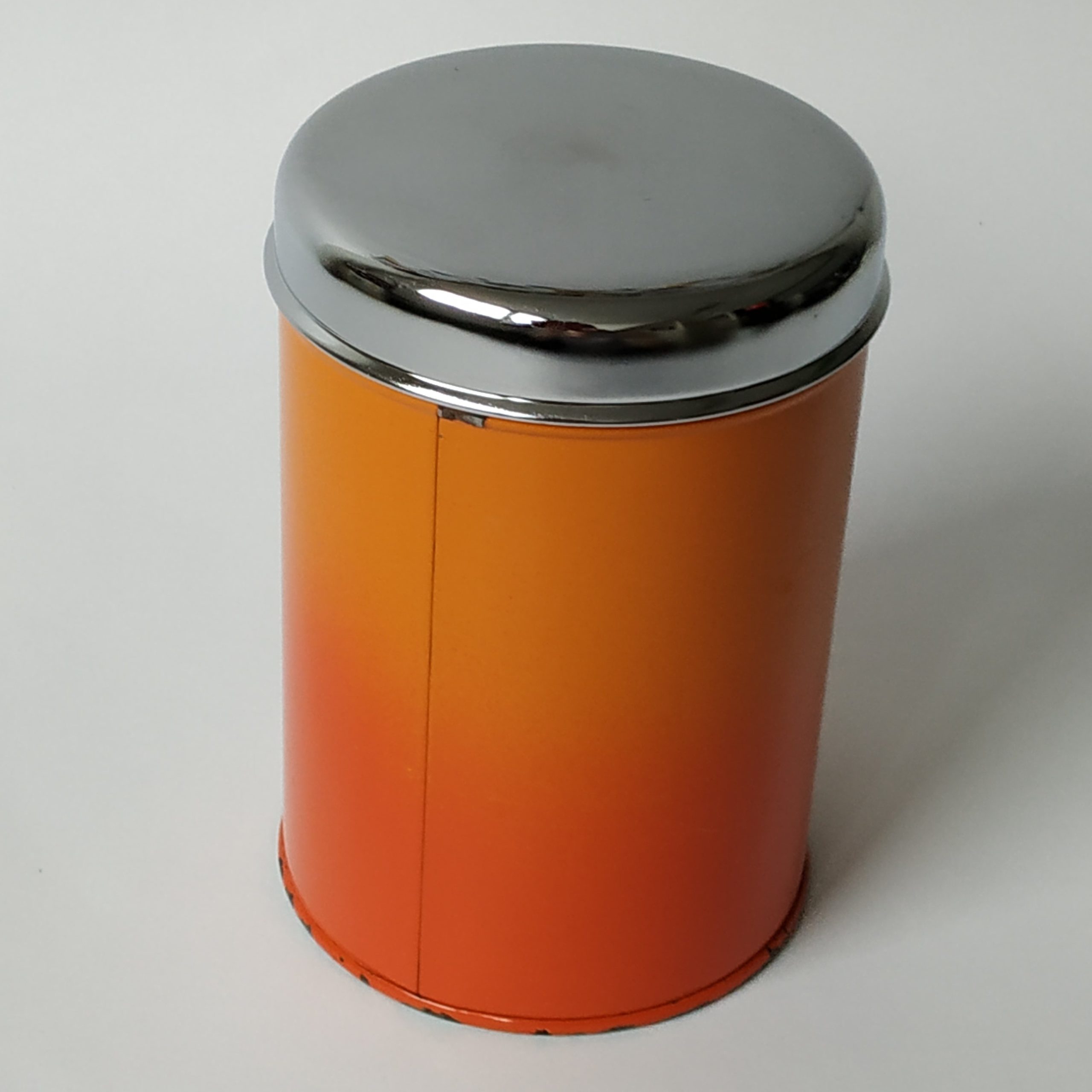 Blik Koffie met chromen deksel in de kleur oranje – hoogte 16,5 cm – diameter 11 cm (6)