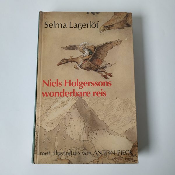 "Niels Holgerssons Wonderbare Reis" is een klassiek kinderboek geschreven door Selma Lagerlöf, oorspronkelijk in het Zweeds gepubliceerd in 1906. Het boek vertelt het verhaal van Niels, een ondeugende jongen uit Zuid-Zweden die verandert in een dwerg en vervolgens wordt meegenomen op een wonderbaarlijke reis op de rug van een tamme gans genaamd Akka. Tijdens zijn reis beleeft Niels allerlei avonturen en ontmoet hij verschillende dieren, waaronder wilde ganzen, kraanvogels en wilde eenden. Het boek is niet alleen een spannend avonturenverhaal, maar het bevat ook veel informatie over de Zweedse geschiedenis, geografie en cultuur. Het boek is sinds de publicatie in 1906 uitgegroeid tot een klassieker van de Zweedse literatuur en is in veel talen vertaald, waaronder het Nederlands. Het is een verhaal dat jong en oud zal aanspreken en blijft tot op de dag van vandaag een geliefd boek onder kinderen en volwassenen.