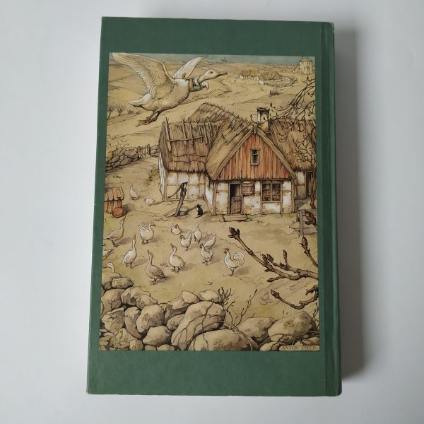 "Niels Holgerssons Wonderbare Reis" is een klassiek kinderboek geschreven door Selma Lagerlöf, oorspronkelijk in het Zweeds gepubliceerd in 1906. Het boek vertelt het verhaal van Niels, een ondeugende jongen uit Zuid-Zweden die verandert in een dwerg en vervolgens wordt meegenomen op een wonderbaarlijke reis op de rug van een tamme gans genaamd Akka. Tijdens zijn reis beleeft Niels allerlei avonturen en ontmoet hij verschillende dieren, waaronder wilde ganzen, kraanvogels en wilde eenden. Het boek is niet alleen een spannend avonturenverhaal, maar het bevat ook veel informatie over de Zweedse geschiedenis, geografie en cultuur. Het boek is sinds de publicatie in 1906 uitgegroeid tot een klassieker van de Zweedse literatuur en is in veel talen vertaald, waaronder het Nederlands. Het is een verhaal dat jong en oud zal aanspreken en blijft tot op de dag van vandaag een geliefd boek onder kinderen en volwassenen.