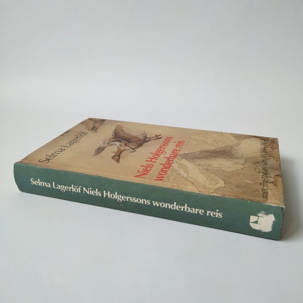 "Niels Holgerssons Wonderbare Reis" is een klassiek kinderboek geschreven door Selma Lagerlöf, oorspronkelijk in het Zweeds gepubliceerd in 1906. Het boek vertelt het verhaal van Niels, een ondeugende jongen uit Zuid-Zweden die verandert in een dwerg en vervolgens wordt meegenomen op een wonderbaarlijke reis op de rug van een tamme gans genaamd Akka. Tijdens zijn reis beleeft Niels allerlei avonturen en ontmoet hij verschillende dieren, waaronder wilde ganzen, kraanvogels en wilde eenden. Het boek is niet alleen een spannend avonturenverhaal, maar het bevat ook veel informatie over de Zweedse geschiedenis, geografie en cultuur. Het boek is sinds de publicatie in 1906 uitgegroeid tot een klassieker van de Zweedse literatuur en is in veel talen vertaald, waaronder het Nederlands. Het is een verhaal dat jong en oud zal aanspreken en blijft tot op de dag van vandaag een geliefd boek onder kinderen en volwassenen.