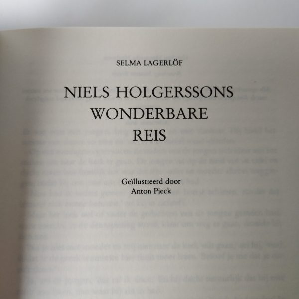 "Niels Holgerssons Wonderbare Reis" is een klassiek kinderboek geschreven door Selma Lagerlöf, oorspronkelijk in het Zweeds gepubliceerd in 1906. Het boek vertelt het verhaal van Niels, een ondeugende jongen uit Zuid-Zweden die verandert in een dwerg en vervolgens wordt meegenomen op een wonderbaarlijke reis op de rug van een tamme gans genaamd Akka. Tijdens zijn reis beleeft Niels allerlei avonturen en ontmoet hij verschillende dieren, waaronder wilde ganzen, kraanvogels en wilde eenden. Het boek is niet alleen een spannend avonturenverhaal, maar het bevat ook veel informatie over de Zweedse geschiedenis, geografie en cultuur. Het boek is sinds de publicatie in 1906 uitgegroeid tot een klassieker van de Zweedse literatuur en is in veel talen vertaald, waaronder het Nederlands. Het is een verhaal dat jong en oud zal aanspreken en blijft tot op de dag van vandaag een geliefd boek onder kinderen en volwassenen.