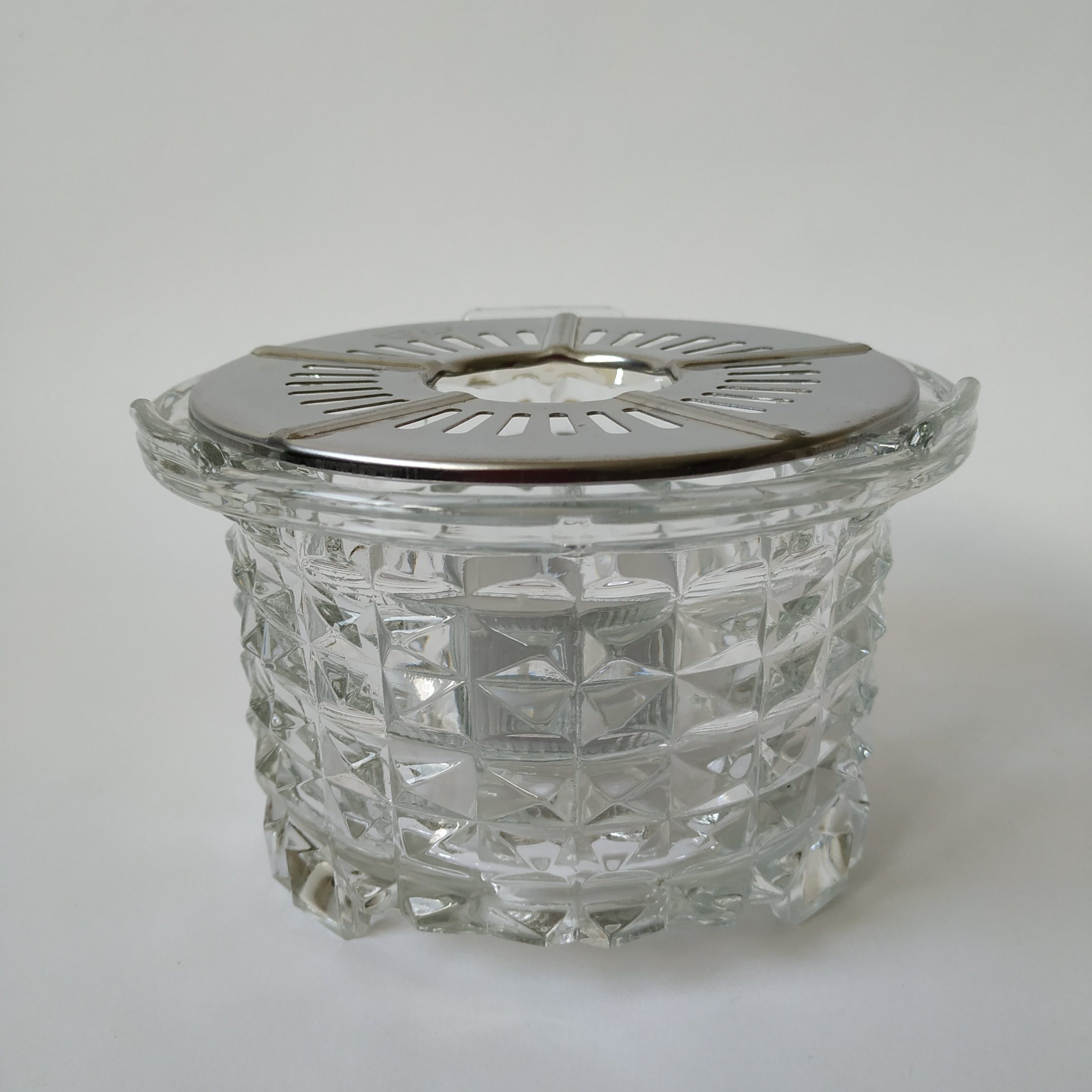 Theelichthouder van glas van Douwe Egberts met zilverkleurig rooster – diameter 14 cm – hoogte 8,5 cm (1)