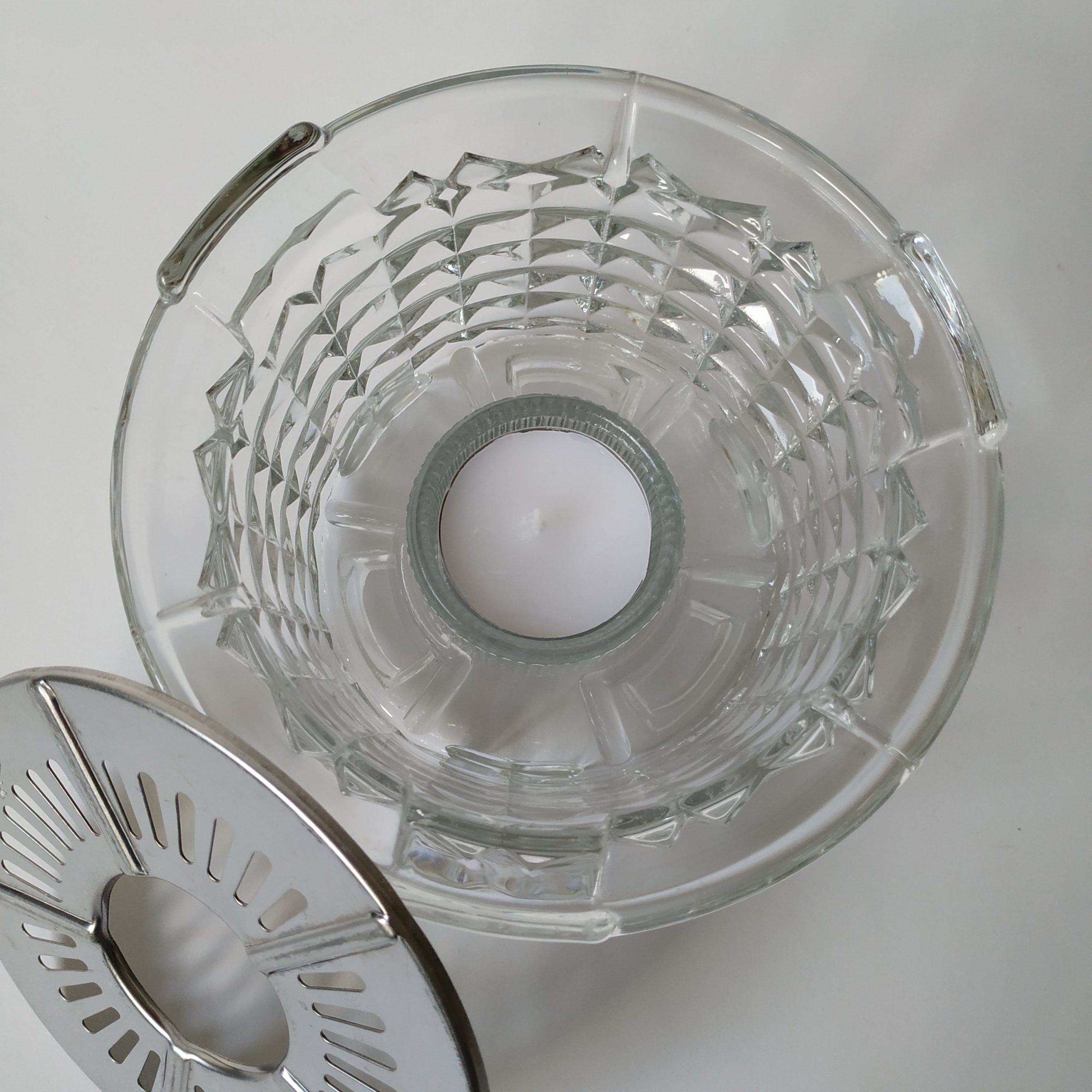 Theelichthouder van glas van Douwe Egberts met zilverkleurig rooster – diameter 14 cm – hoogte 8,5 cm (5)