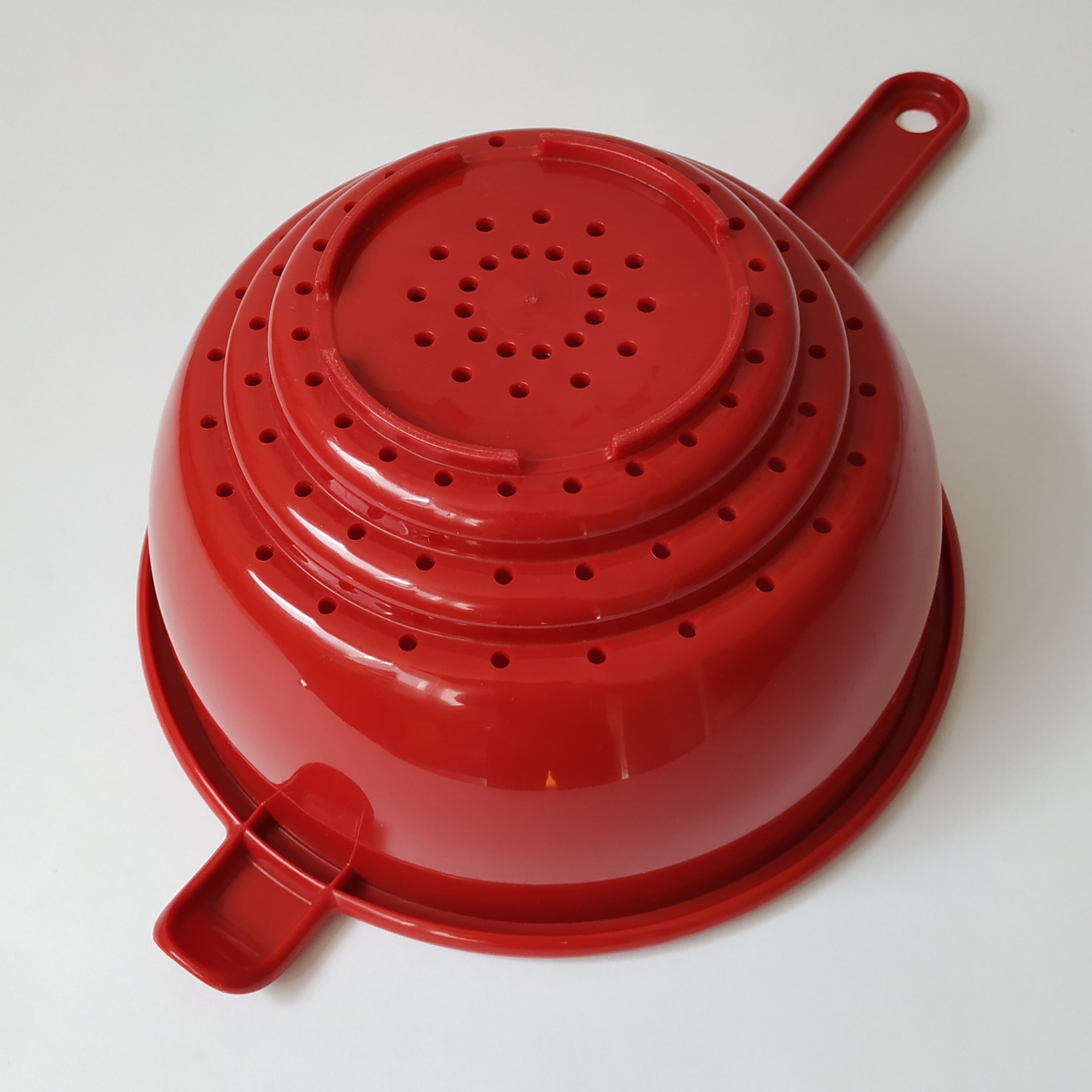 Vergiet Guzzini rood – jaren 80 – diameter 24 cm – totale lengte 40 cm (3)