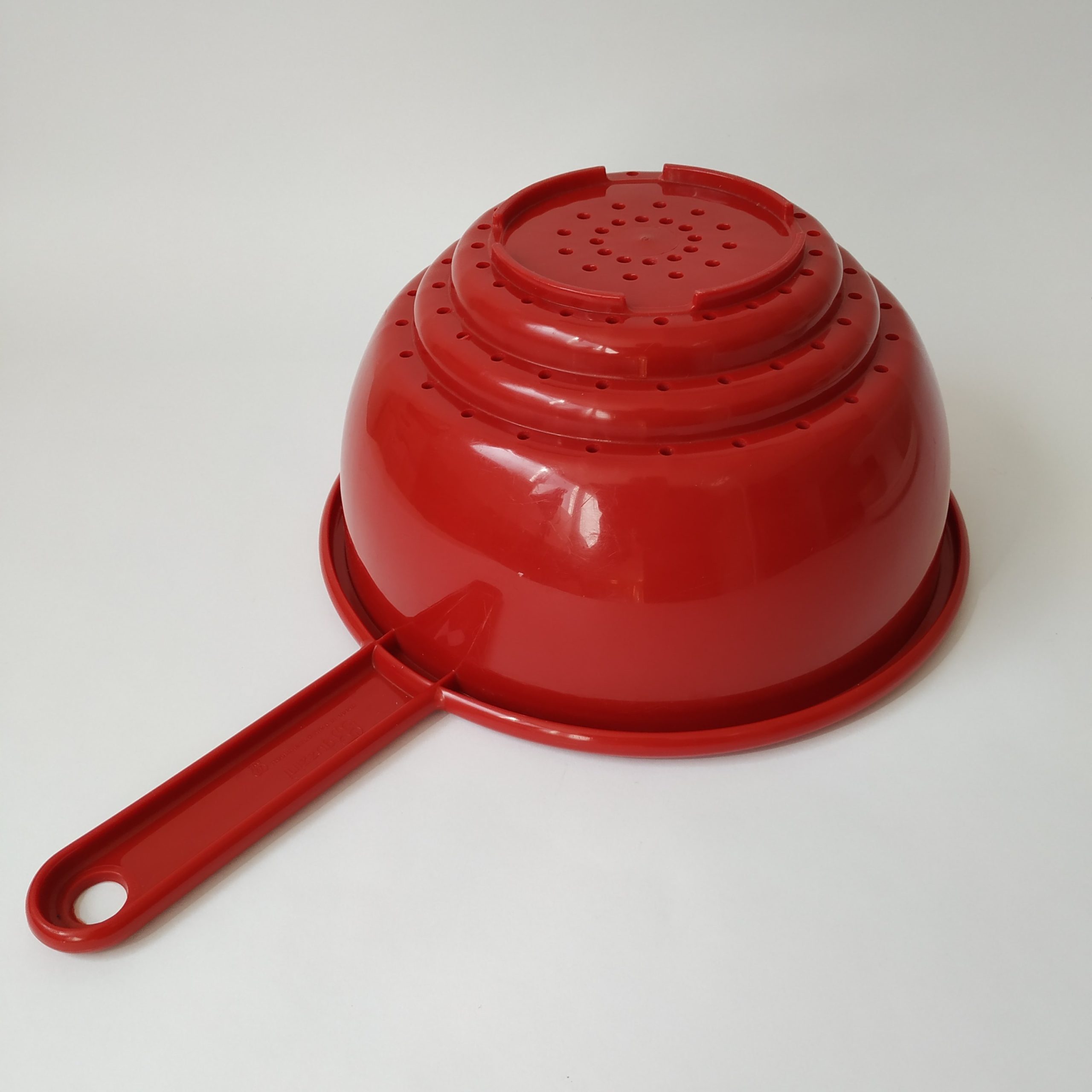 Vergiet Guzzini rood – jaren 80 – diameter 24 cm – totale lengte 40 cm (6)