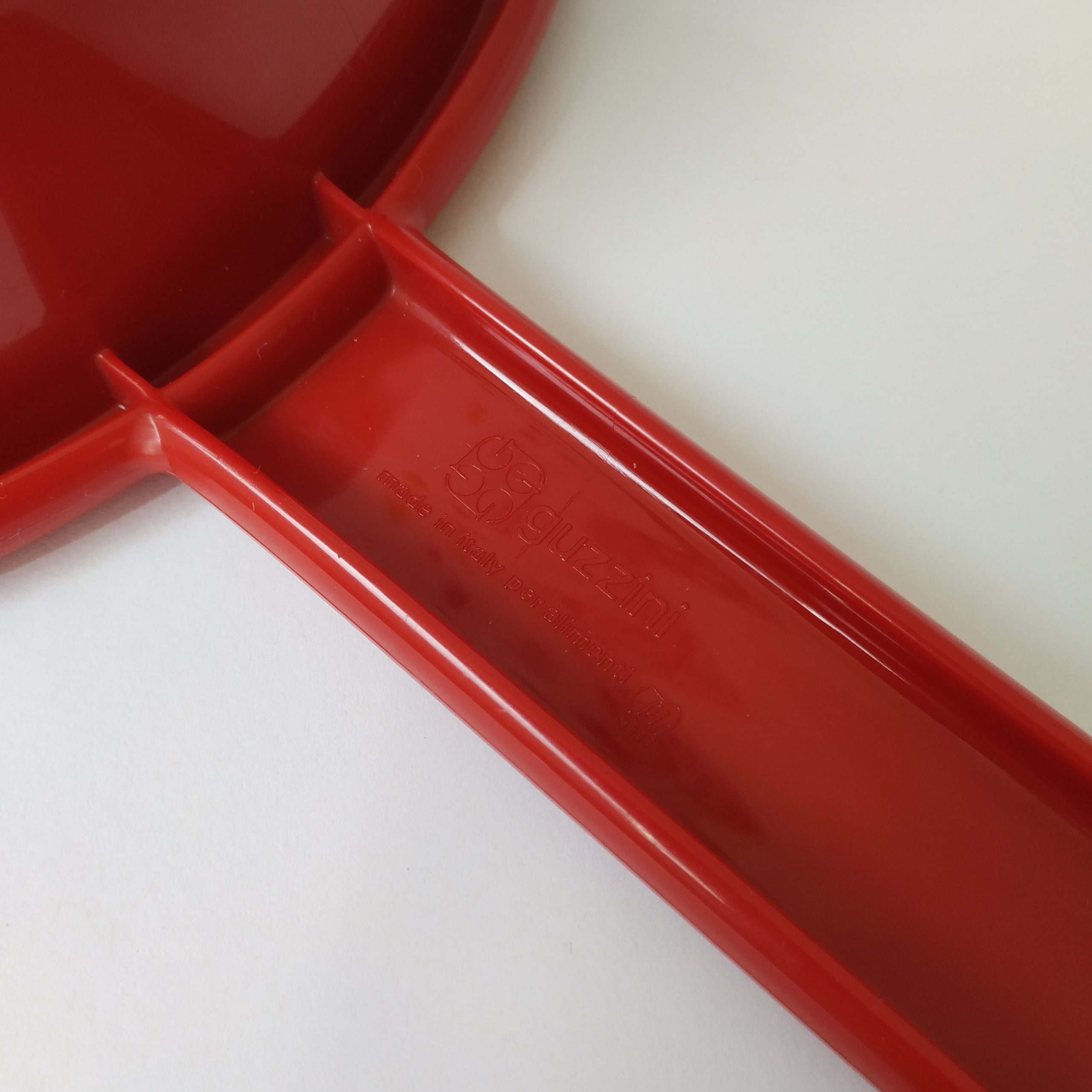 Vergiet Guzzini rood – jaren 80 – diameter 24 cm – totale lengte 40 cm (7)