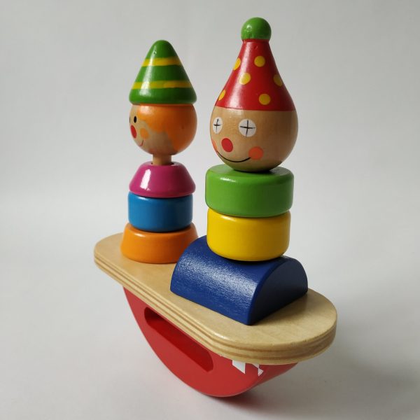 Kleurrijke balansboot van hout met stapelfiguren