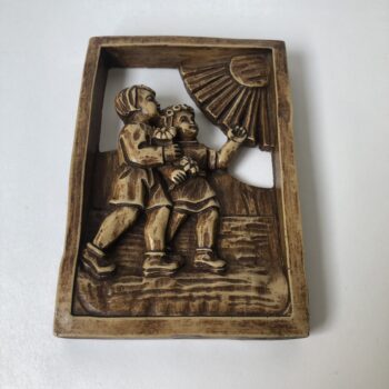 Vintage wandpaneel van steen uit de jaren 70, jongen en meisje in de zon