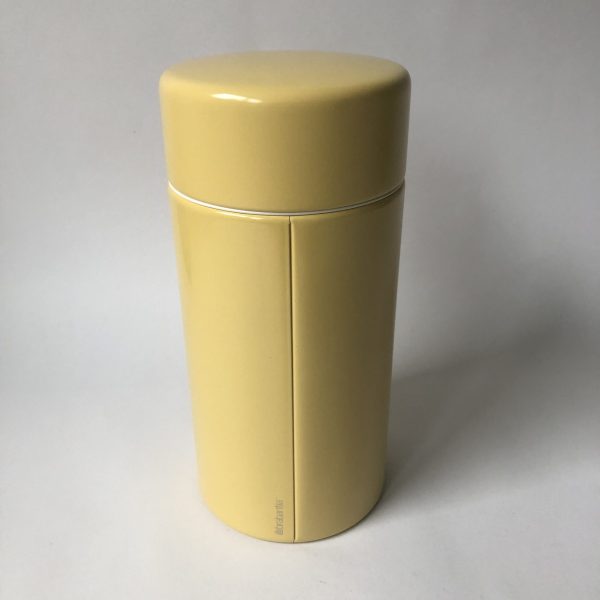 Vintage gele blik/beschuitbus van Brabantia met lift