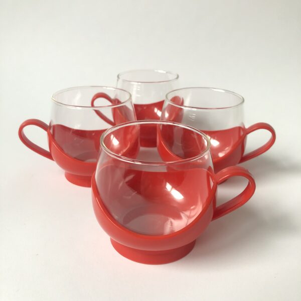 Vintage theeglazen van Melitta in rode kunststof houder