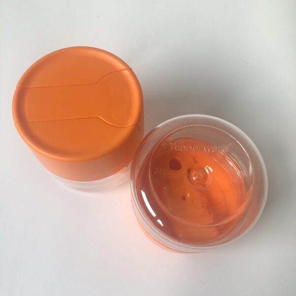 Schenkfles Tupperware Manhattan - 200 ml - voor olie -azijn - sojasaus - koffiemelk - 2 stuks (2) Schenkfles (kunststof) van Tupperware Manhattan met een inhoud van 200ML