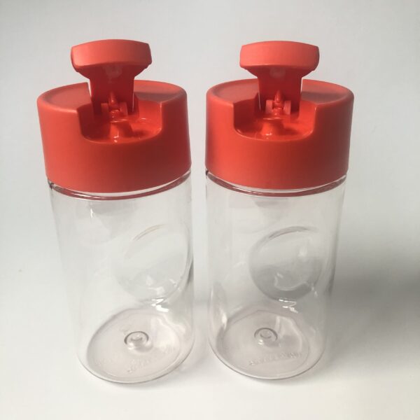 Schenkfles Tupperware Manhattan 600 ml voor olie - azijn - sojasaus - 2 stuks - hoogte 18 cm - diameter 8 cm (1) Schenkfles (kunststof) van Tupperware Manhattan met een inhoud van 600ML