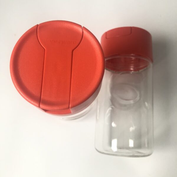 Schenkfles Tupperware Manhattan 600 ml voor olie - azijn - sojasaus - 2 stuks - hoogte 18 cm - diameter 8 cm (2) Schenkfles (kunststof) van Tupperware Manhattan met een inhoud van 600ML