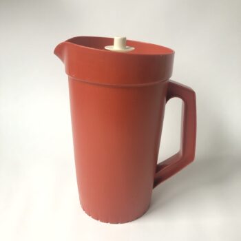 Vintage kunststof schenkkan of sapkan van Tupperware in een mooie kleur, roestbruin