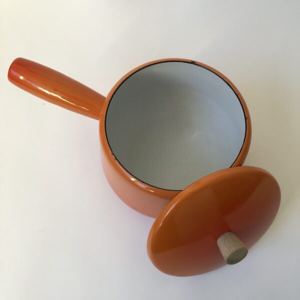 Stalen pan geemailleerd - gemaakt in Frankrijk-Aubeco -- hoogte 15 cm - totale breedte 24 cm (2) Vintage geëmailleerde oranje pan uit Frankrijk/Aubeco