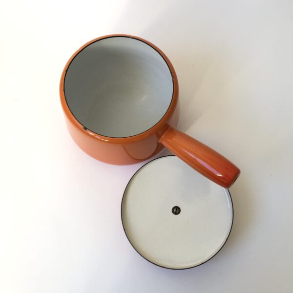 Stalen pan geemailleerd - gemaakt in Frankrijk-Aubeco -- hoogte 15 cm - totale breedte 24 cm (4) Vintage geëmailleerde oranje pan uit Frankrijk/Aubeco