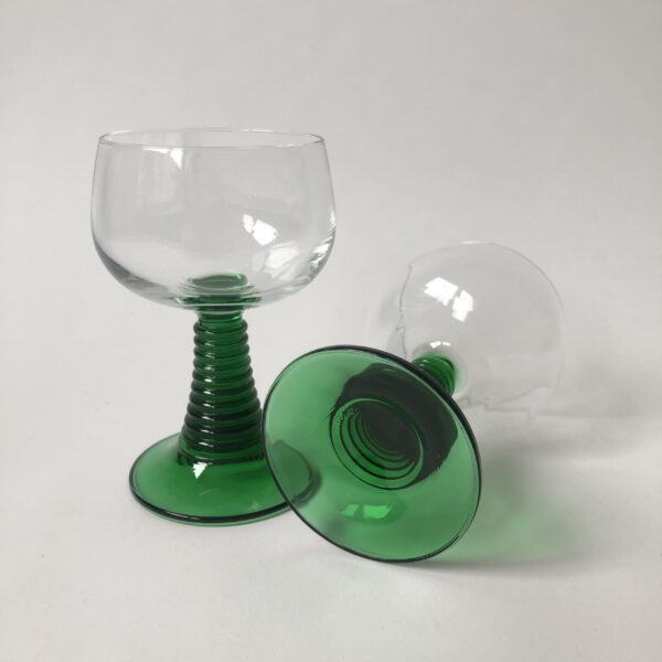 Wijnglazen - moezelglazen groene voet - inhoud 125 ml - hoogte 11 cm (2) Vintage wijnglazen / moezelglazen France met groene voet