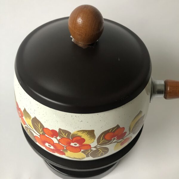 Vintage fondue set, bestaat uit een emaille fonduepan met houten greep/knop en ijzeren onderstel met een brander