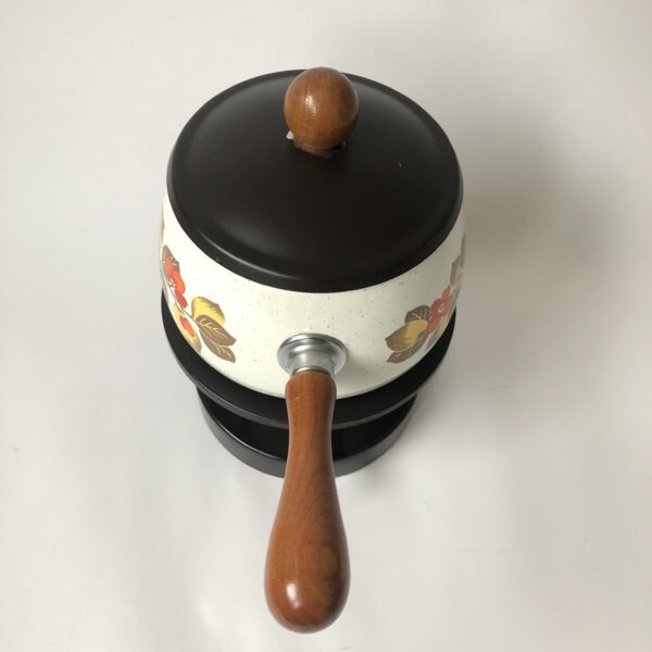 Vintage fondue set, bestaat uit een emaille fonduepan met houten greep/knop en ijzeren onderstel met een brander