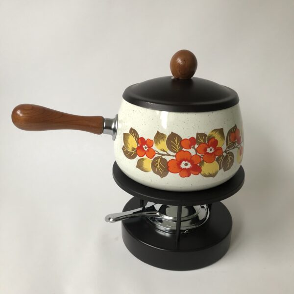 Vintage fondue set, bestaat uit een emaille fonduepan met houten greep/knop en ijzeren onderstel met een brander