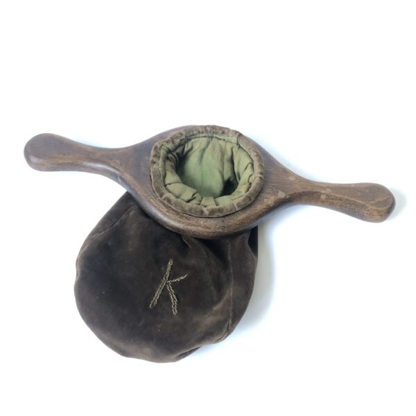 Kerkenzak - collectezak - houten handvat 34 cm breed - hoogte zak 20 cm (1) Vintage kerkenzak/collectezak, houten handvat met fluweel zachte stoffenzak