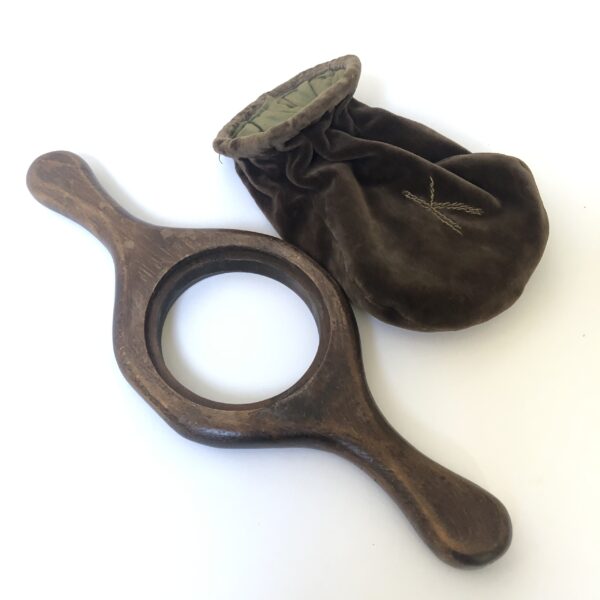 Kerkenzak - collectezak - houten handvat 34 cm breed - hoogte zak 20 cm (2) Vintage kerkenzak/collectezak, houten handvat met fluweel zachte stoffenzak