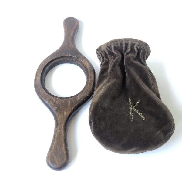 Kerkenzak - collectezak - houten handvat 34 cm breed - hoogte zak 20 cm (4) Vintage kerkenzak/collectezak, houten handvat met fluweel zachte stoffenzak