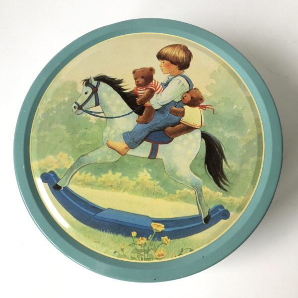 Blik - trommel Kind op hobbelpaard - diameter 19 cm - hoogte 6,5 cm (2) Vintage blik / trommel met als decoratie een kind op een hobbelpaard