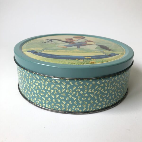 Blik - trommel Kind op hobbelpaard - diameter 19 cm - hoogte 6,5 cm (4) Vintage blik / trommel met als decoratie een kind op een hobbelpaard