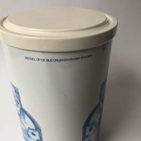 Beschuitbus Bolletje Twentsche beschuit met draaidop - diameter 13 cm - hoogte 21,5 cm(2) Vintage blik Bolletje Twentsche Beschuit met draaidop