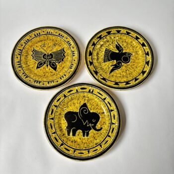 Vintage borden van De Gats met afbeeldingen van dieren, olifant, vlinder en vogel in de kleuren geel/zwart