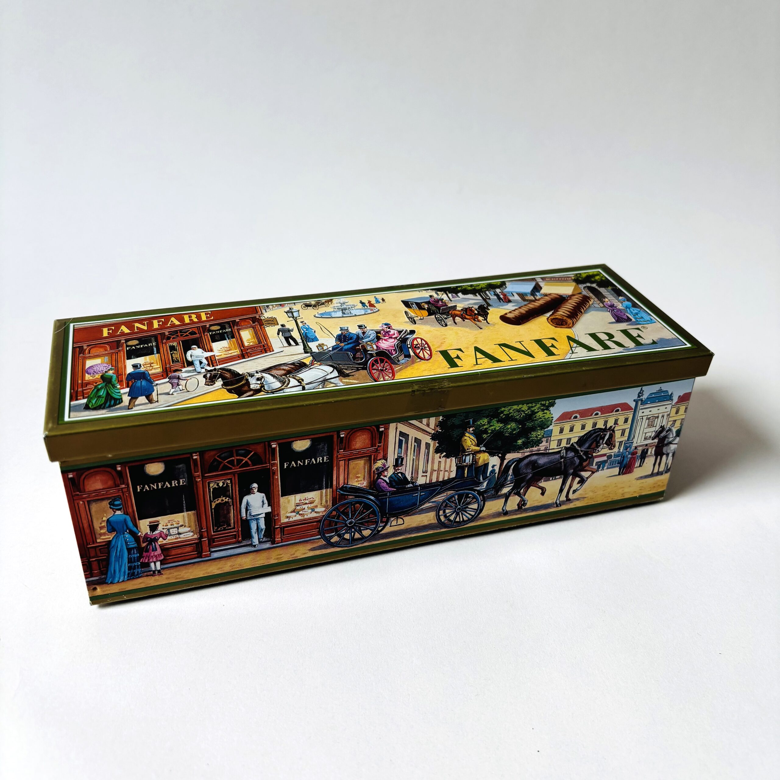 Vintage rechthoekig chocoladeblik Fanfare op bolvormige voetjes