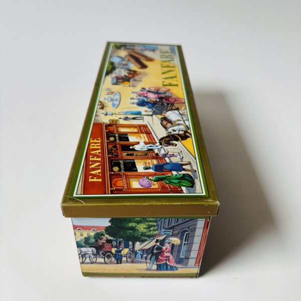 Vintage rechthoekig chocoladeblik Fanfare op bolvormige voetjes