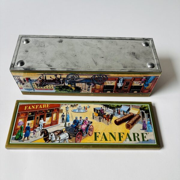 Chocoladeblik Fanfare op bolvormige voetjes - rechthoekig - afmeting 23x8x7 cm (4)