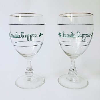 Vintage glazen Irish Coffee op voet