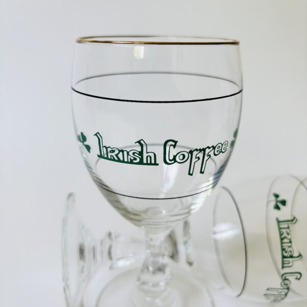 Vintage glazen Irish Coffee op voet