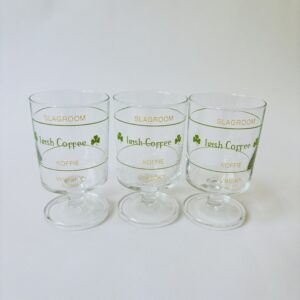 Vintage glazen Irish Coffee op voet