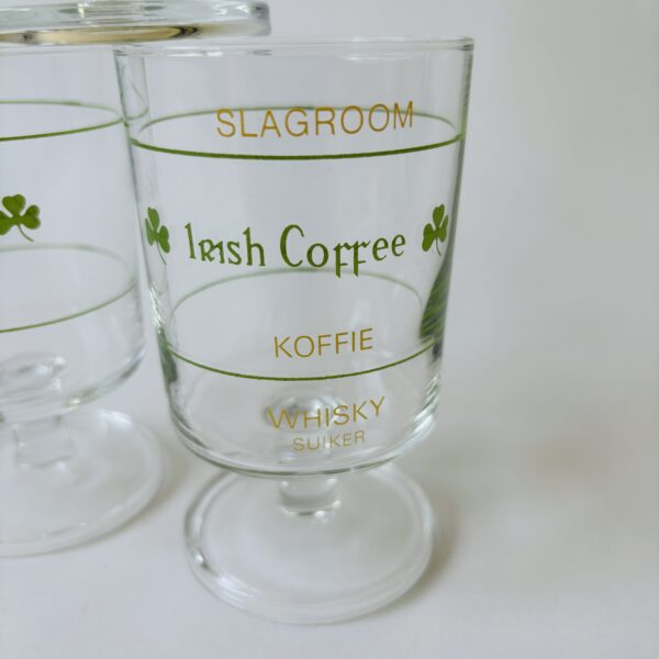 Vintage glazen Irish Coffee op voet