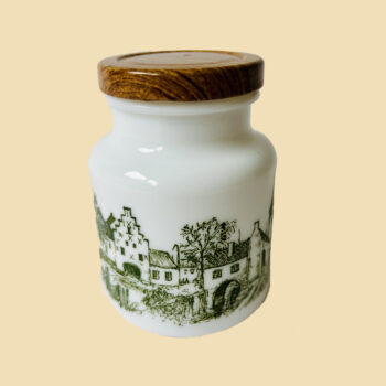 Vintage mosterdpot / kruidenpot in melkglas met goed sluitende metalen schroef deksel in houtstructuur