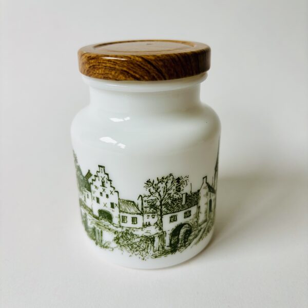 Vintage mosterdpot / kruidenpot in melkglas met goed sluitende metalen schroef deksel in houtstructuur