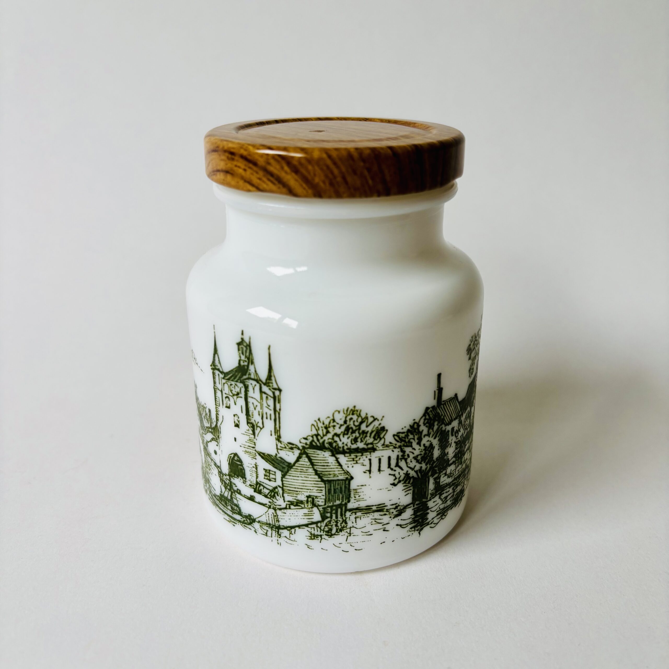 Vintage mosterdpot / kruidenpot in melkglas met goed sluitende metalen schroef deksel in houtstructuur