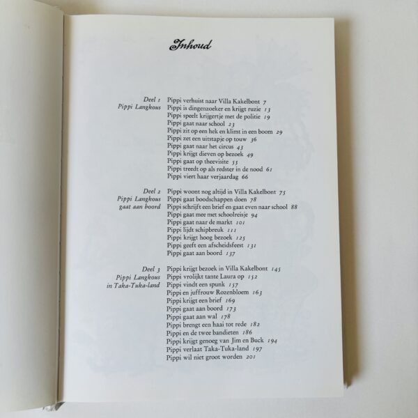 Boek Pippi Langkous met al haar kleurige avonturen in een groot boek! Jaar 1999 - 207 pagina's (4)