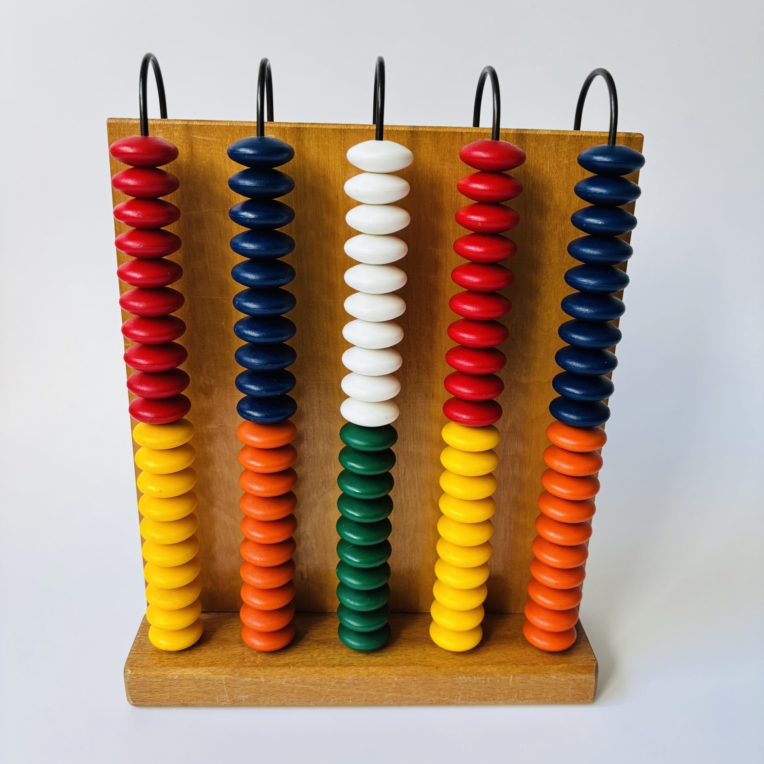 Grote houten Abacus (telraam) met 100 gekleurde kunststof knopen/kralen