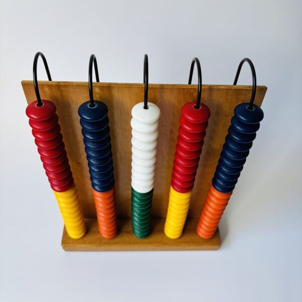 Grote houten Abacus (telraam) met 100 gekleurde kunststof knopen/kralen