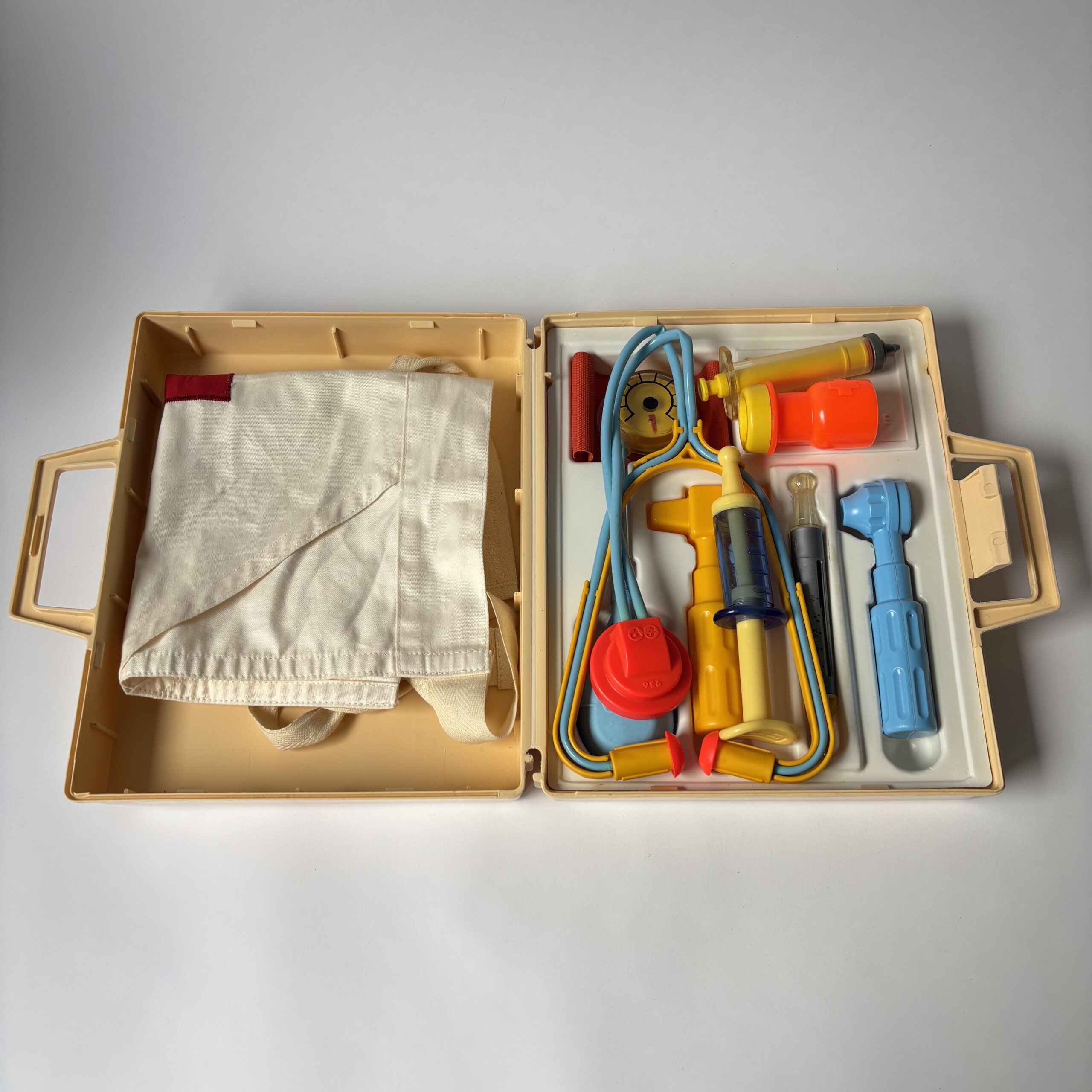 Medical Kit van Fisher Price model #936 geproduceerd in de VS in 1977 (4) Medical Kit van Fisher Price model #936 geproduceerd in de VS in 1977 (4)