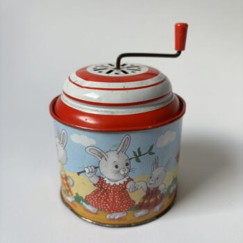 Vintage muziekdoos met een handgedraaid mechanisme dat een tingelend geluid maakt