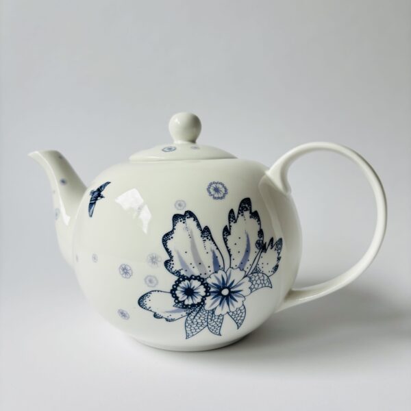 Theepot Cato designed for DE -mooi gedecoreerd met bloemen - kleur blauw-wit - inhoud 1300 ml (1) Theepot Cato designed for Douwe Egberts