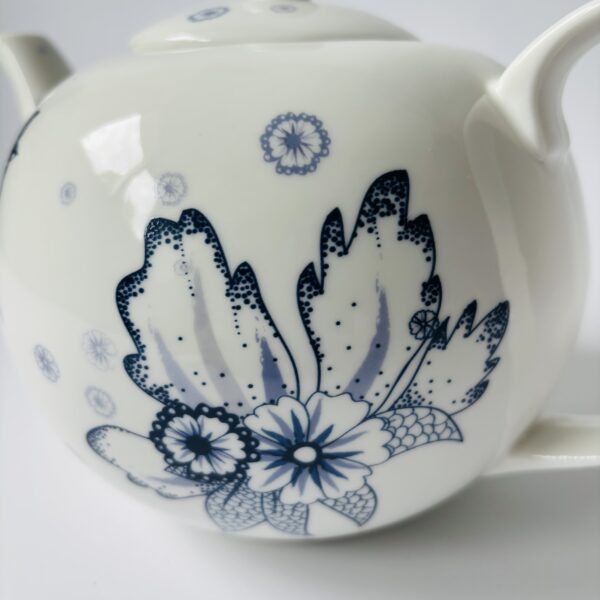 Theepot Cato designed for DE -mooi gedecoreerd met bloemen - kleur blauw-wit - inhoud 1300 ml (2)