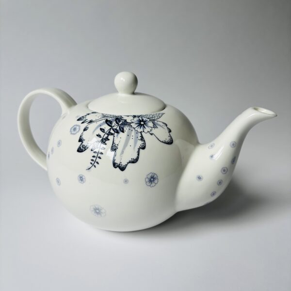 Theepot Cato designed for DE -mooi gedecoreerd met bloemen - kleur blauw-wit - inhoud 1300 ml (3)