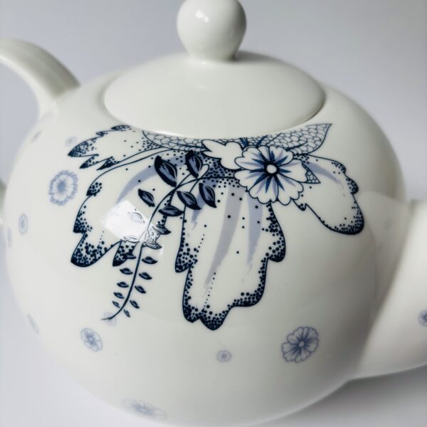 Theepot Cato designed for DE -mooi gedecoreerd met bloemen - kleur blauw-wit - inhoud 1300 ml (4)